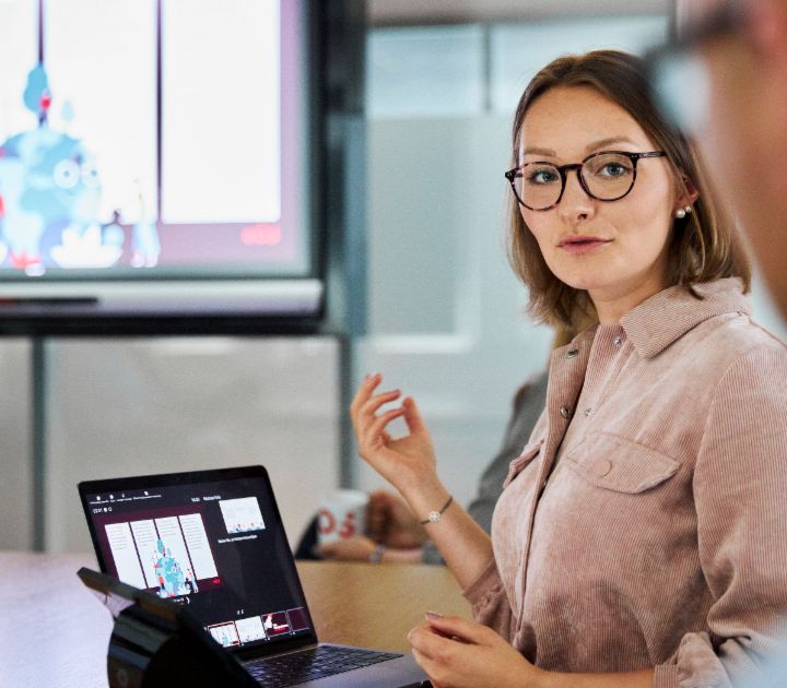 Un employé d'EOS présente un sujet aux clients