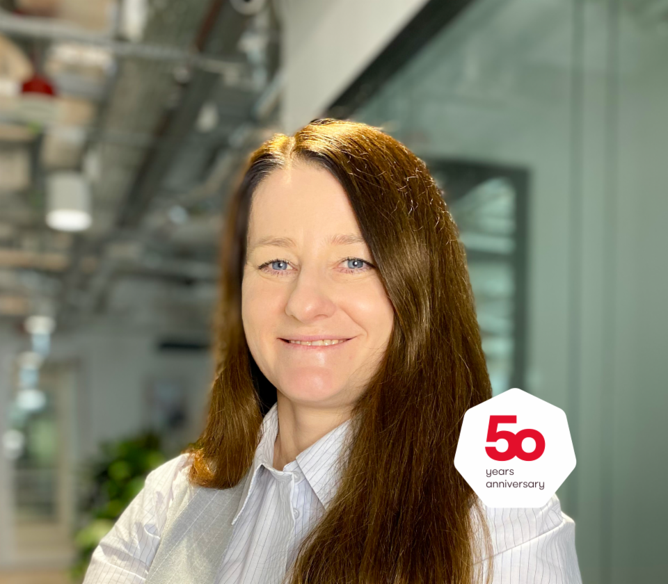 Portrait d’Agnieszka Chromińska, directrice du service créances non garanties, EOS Pologne, dans un environnement de bureau