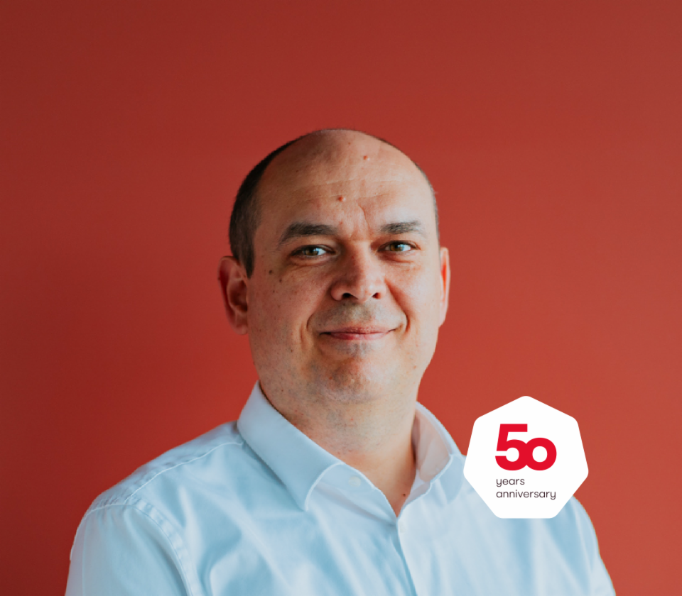 Portrait de Cristian Musat, directeur général d’EOS Technology Solutions, sur fond rouge