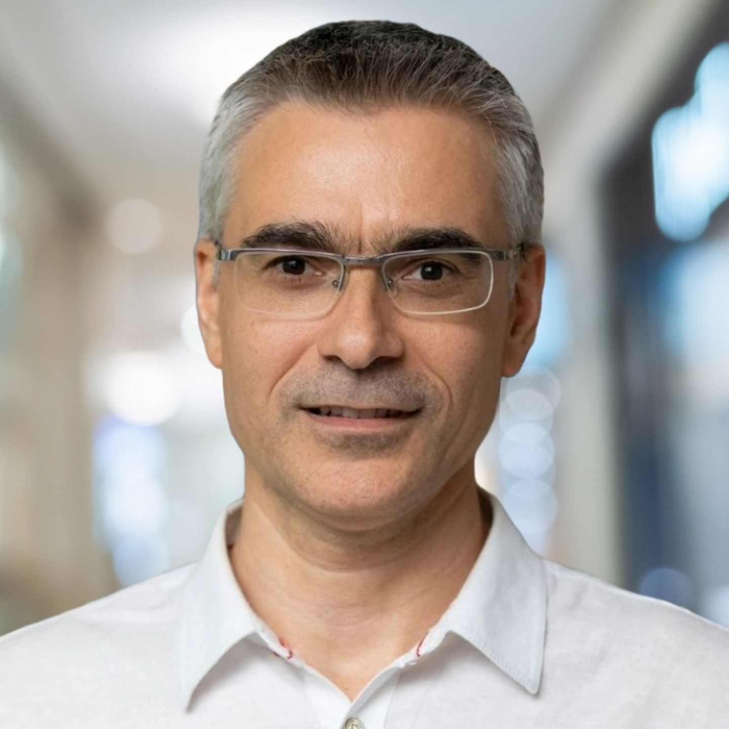 L'image présente un portrait du partenaire de conversation Dobrin Mirevski, directeur digital chez EOS Bulgarie.
