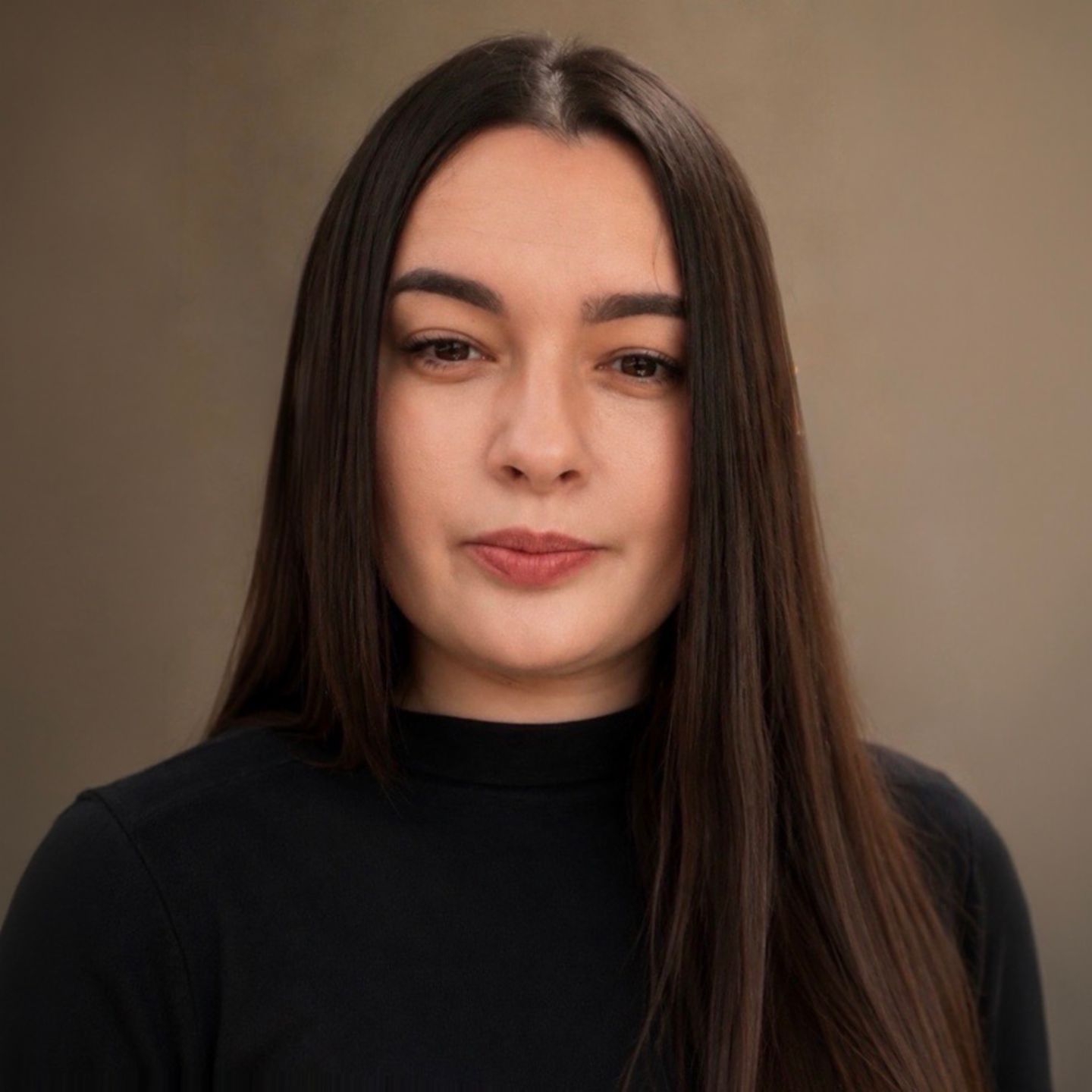 Daniela Moaca, Senior Manager IT chez EOS Romania, photo de portrait en pull à col roulé sombre.