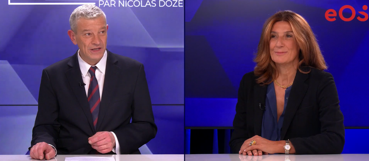 Nathalie Lameyre en interview sur #JMLECO par Nicolas Doze – deux personnes assises à un bureau de studio devant un fond bleu