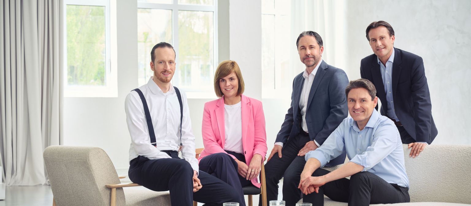 Le conseil d’administration du Groupe EOS (de gauche à droite : Sebastian Pollmer, Eva Griewel, Marwin Ramcke, Stephan Ohlmeyer, Carsten Tidow), dans une pièce lumineuse et regardant droit vers l’appareil photo