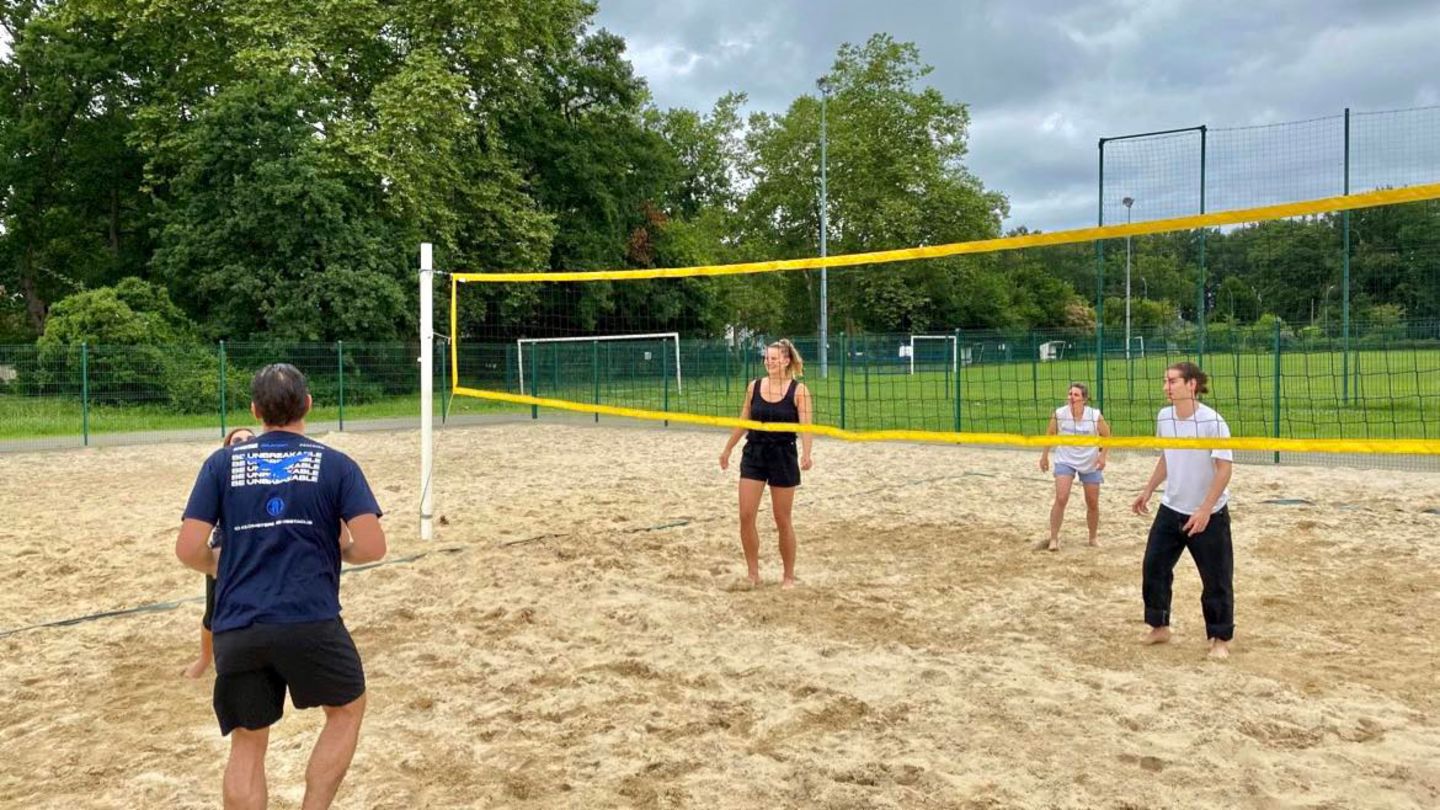 Des gens jouant au beach-volley