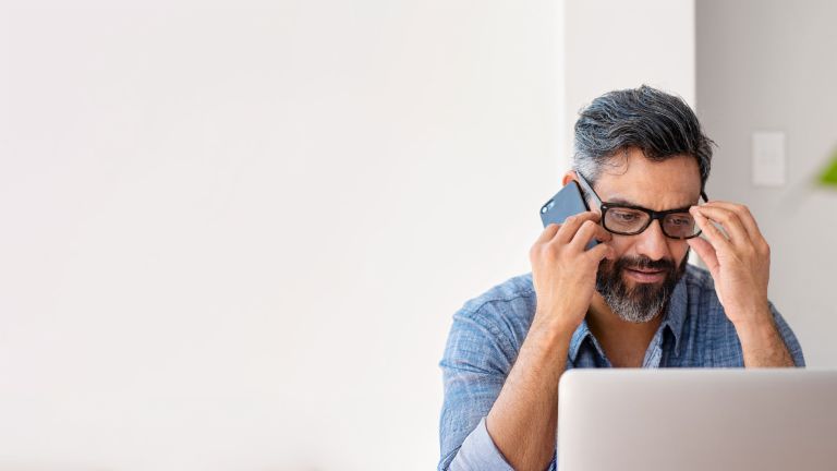 Homme appelant le service client EOS – consultation personnelle concernant les dettes impayées
