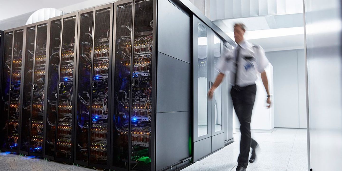 Cybersécurité: un gardien contrôle le local des serveurs