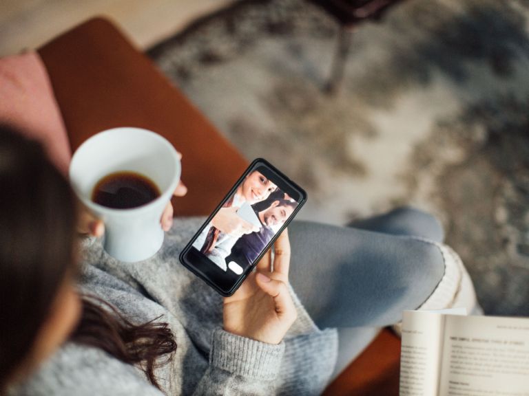 Innovation at EOS: A payer with a smartphone and the user interface of the new app.