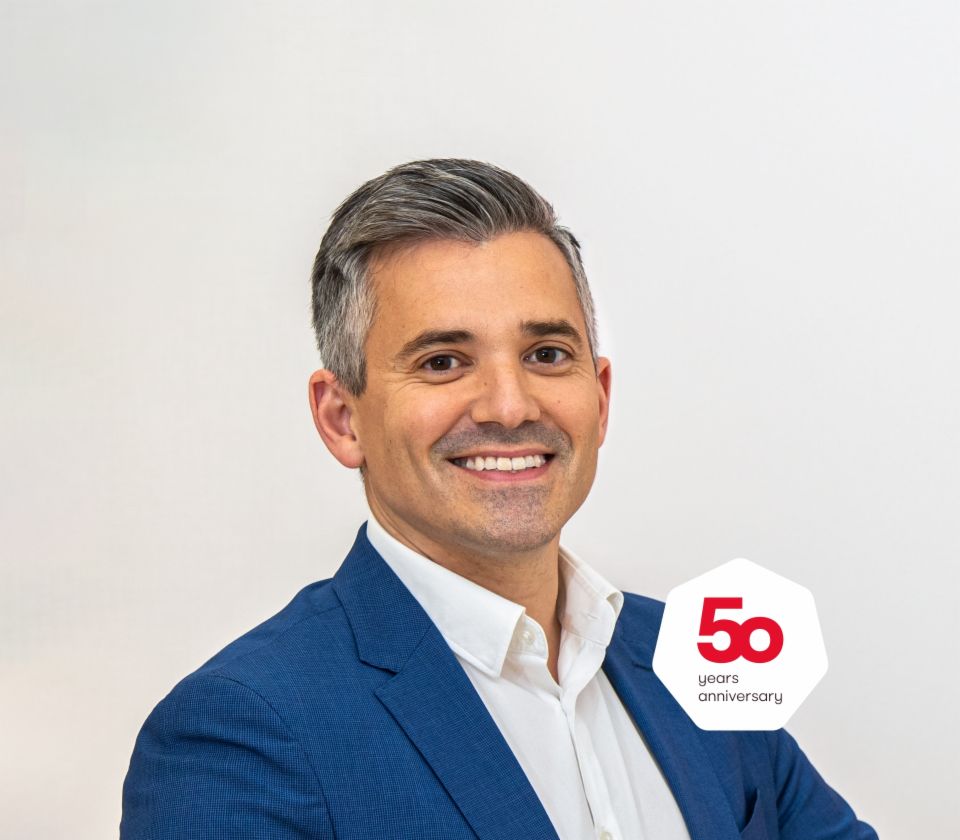 Portrait de Carlos Lorenzo, directeur général d’EOS Espagne, sur fond clair 