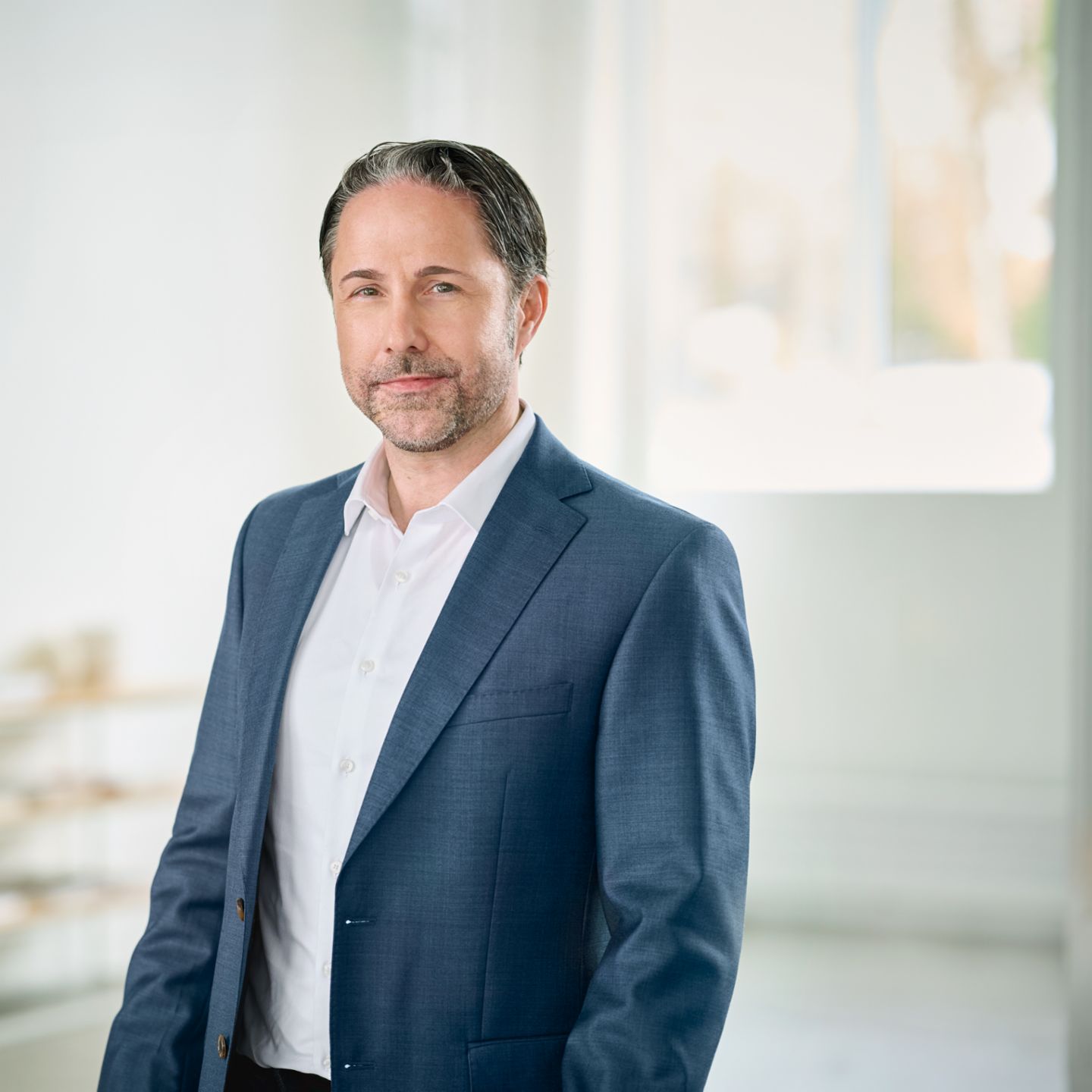 Portrait de Marwin Ramcke, président du conseil d’administration du Groupe EOS, dans une pièce lumineuse, vêtu d’un blazer sombre 