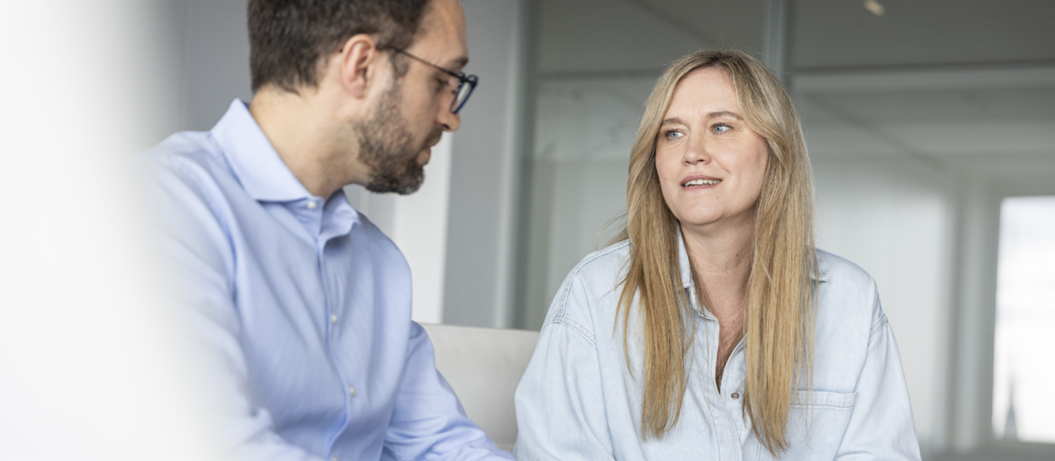 Recouvrement équitable des créances : Deux employés d’EOS discutent de la manière de gérer de façon responsable des débiteurs en défaut de paiement.
