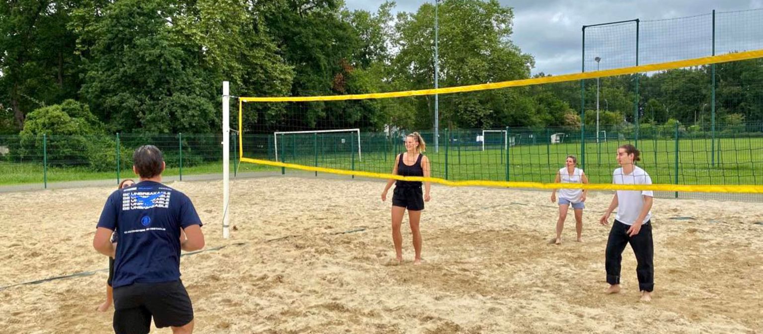 Des gens jouant au beach-volley