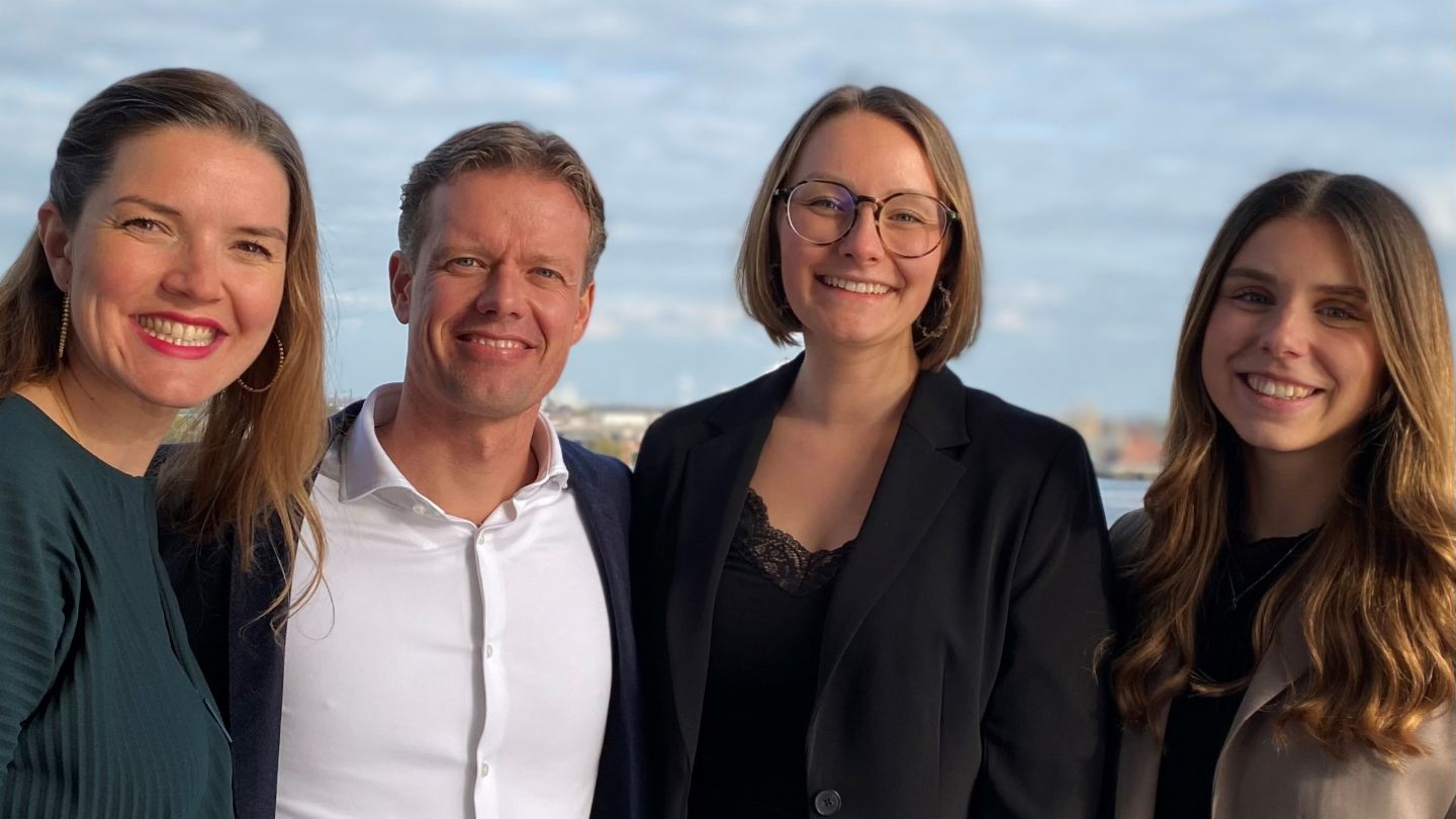 A photo shows the team from the EOS finlit foundation: Jana Titov, Sebastian Richter, Marie Langeloh and Leonie Schoch (from left to right).