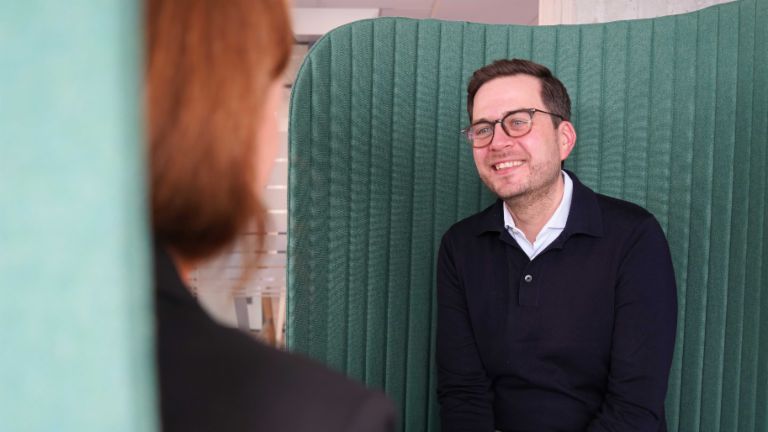 Rachat de créances : homme en bureau