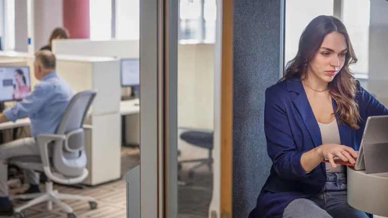 Collaboratrice concentrée travaillant sur un ordinateur portable, durabilité financière et éducation financière chez EOS