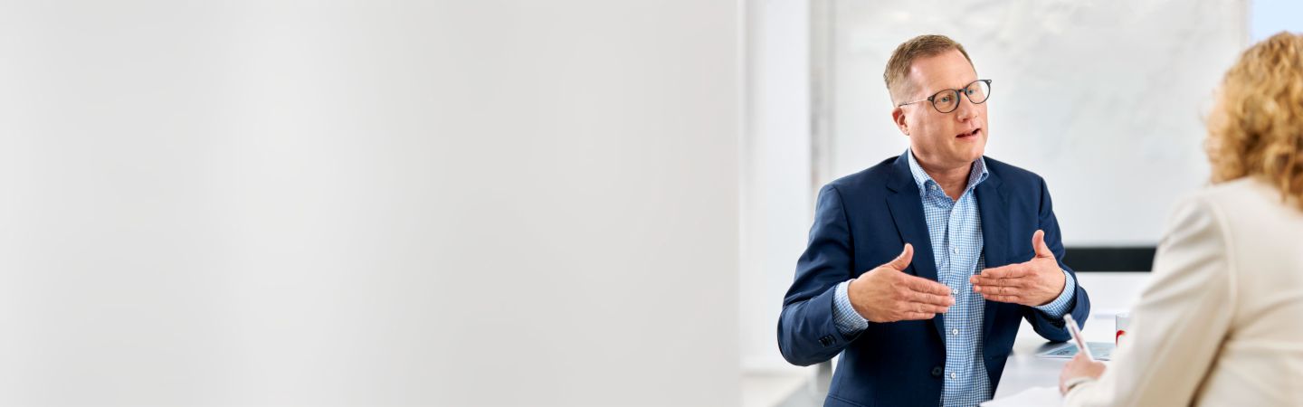 Un employé d'EOS explique les services de gestion des créances à un client