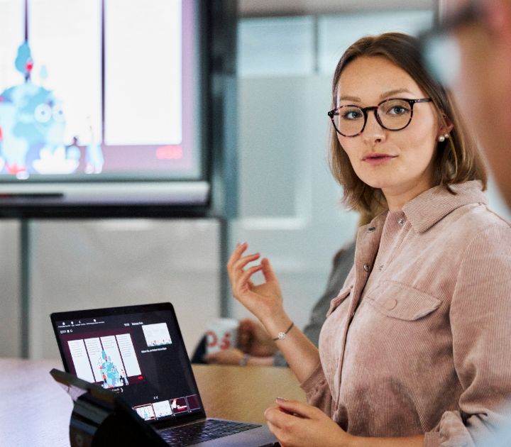 Un employé d'EOS présente un sujet aux clients
