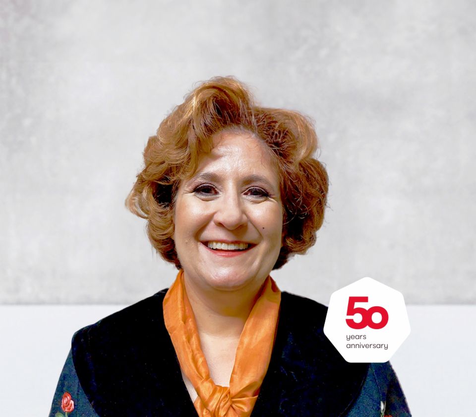 Portrait de Patrizia Christen, spécialiste en recouvrement, EOS Suisse, sur fond clair