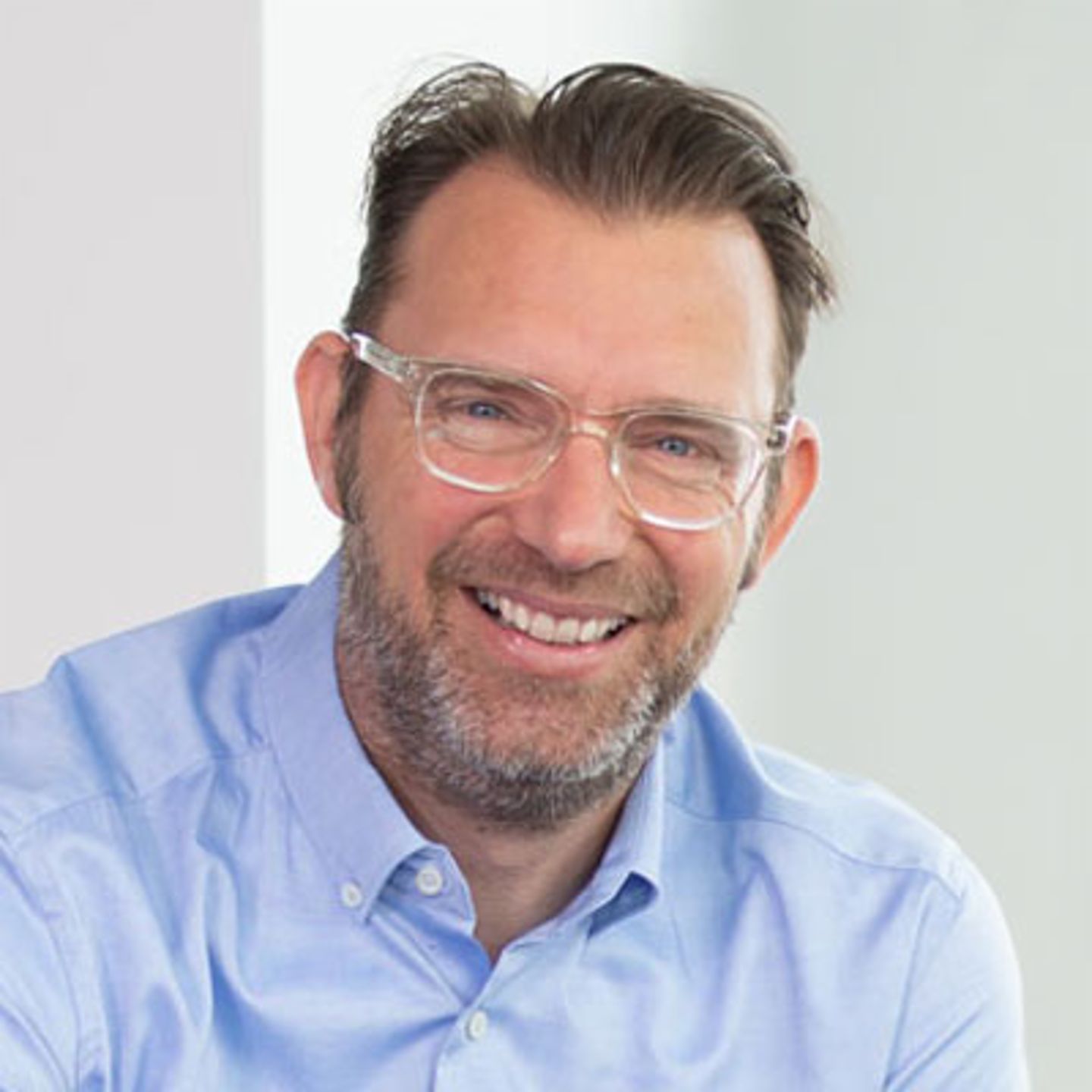 A portrait photo shows Stefan Cohrs, Senior Vice President Cross-border at EOS