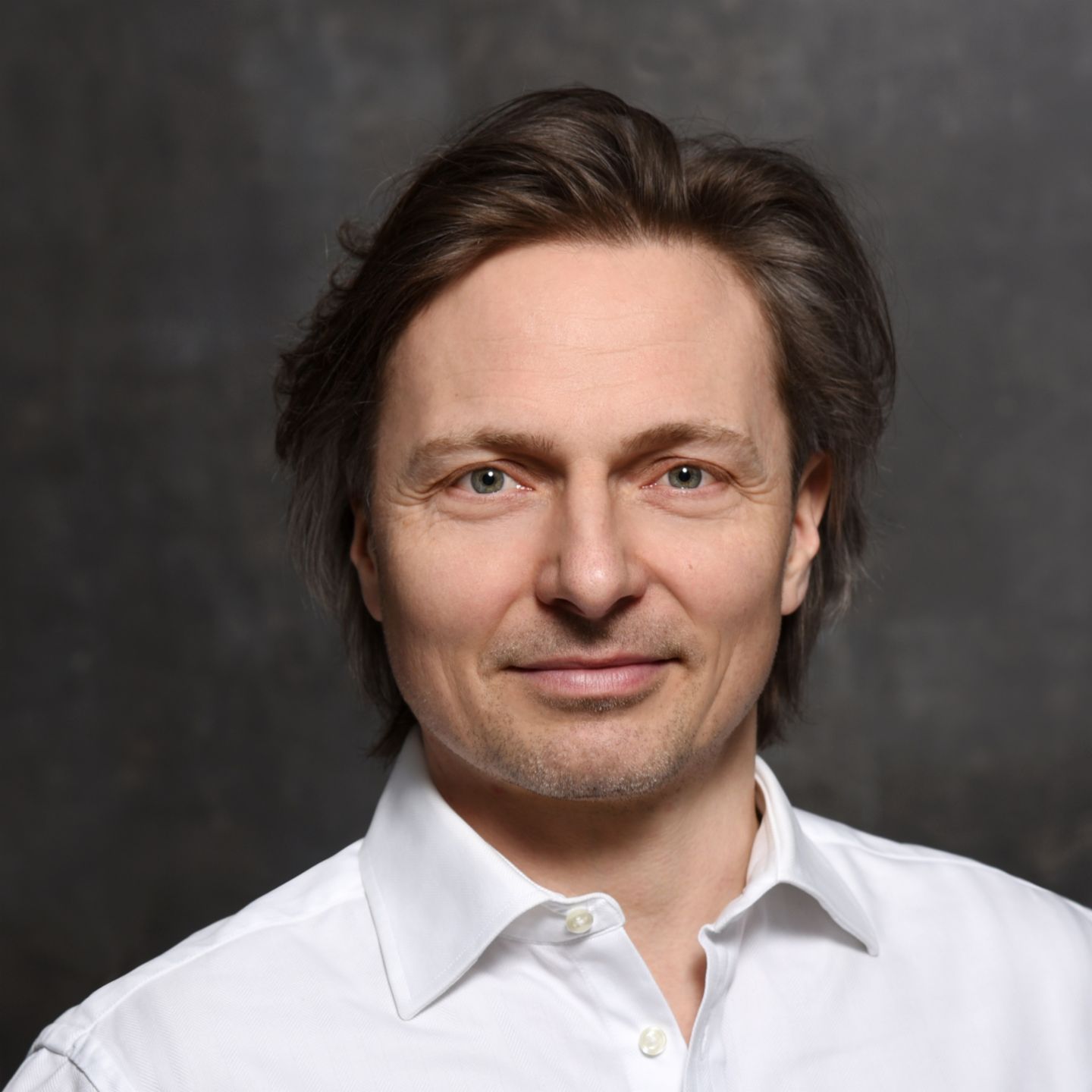 Janusch Skubatz, expert en cybersécurité et responsable de la sécurité de l’information du groupe EOS, cheveux bruns et chemise blanche