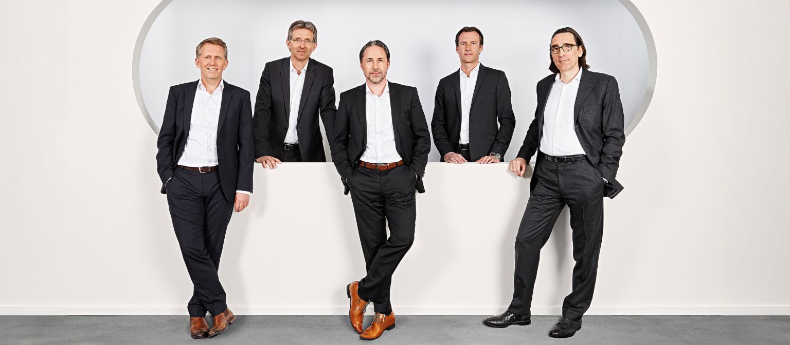 Photo de groupe des directeurs d’EOS (de gauche à droite) Andreas Kropp (Allemagne), Justus Hecking-Veltman (Finances), Marwin Ramcke (Président du conseil d’administration), Carsten Tidow (Europe de l’Est) et Dr Andreas Witzig (Europe de l’Ouest).