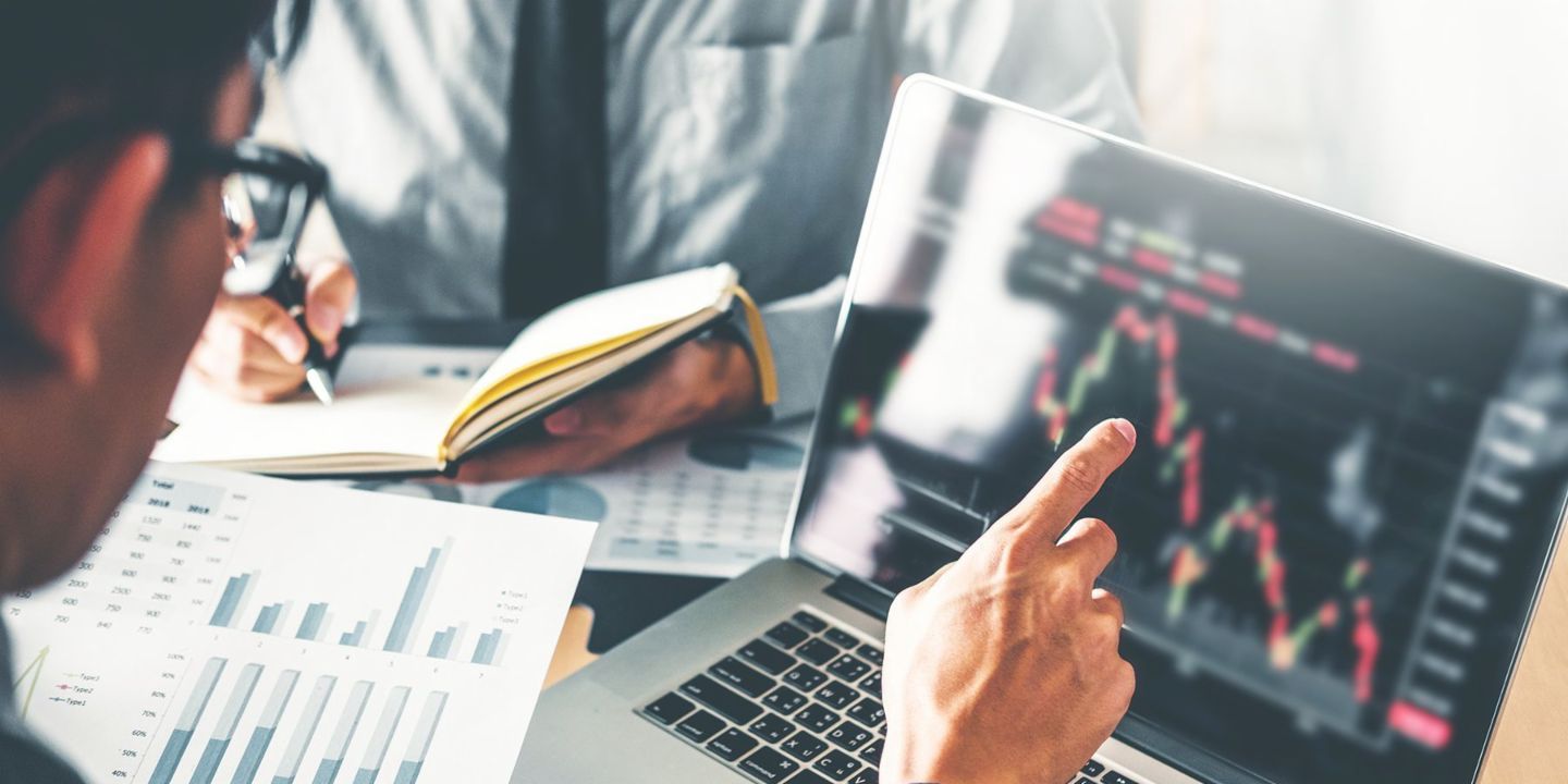 Crise économique: un homme observe les cours des actions sur un écran d’ordinateur